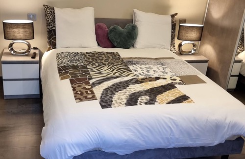 Olivet Bed & Breakfast | Orchid with on-site parking