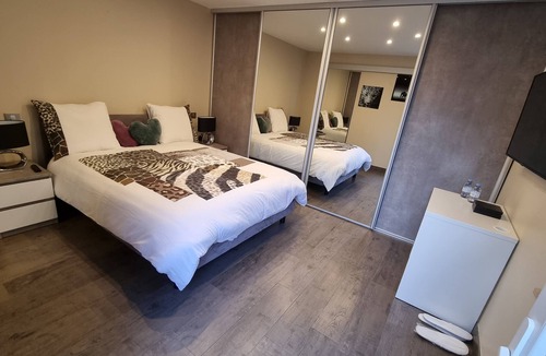 Olivet Bed & Breakfast | Orchid with on-site parking