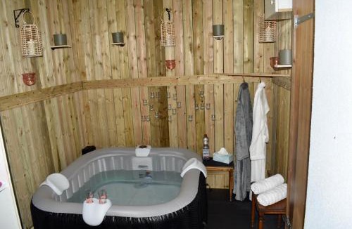 Breitenbach Apartment | Orchidée SPA Apartment with Jacuzzi close by Laufen