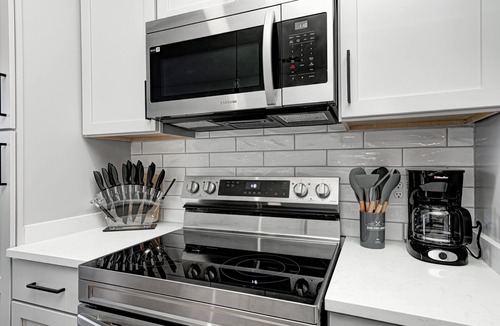 Noblesville Apartment | Ore 1bed/1bth - King Bed