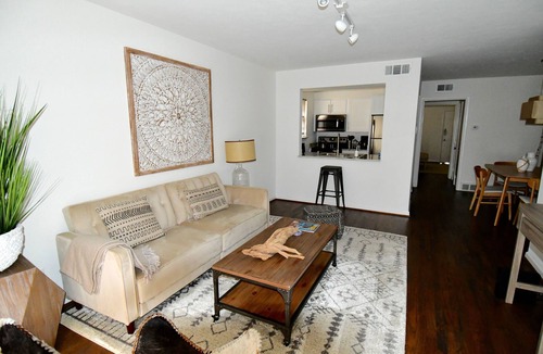 Oak Lawn Apartment | Organic Clean, King Bed, Parking, Design Dist/HP/Uptown/Katy Tr