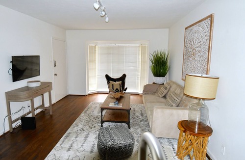 Oak Lawn Apartment | Organic Clean, King Bed, Parking, Design Dist/HP/Uptown/Katy Tr