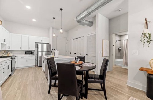 Dallas Design District Apartment | Organic Modern Retreat 1 BR2Bed Pool & Gym