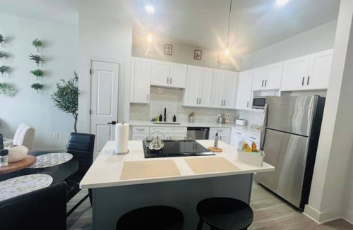 Dallas Design District Apartment | Organic Modern Retreat 1 BR2Bed Pool & Gym