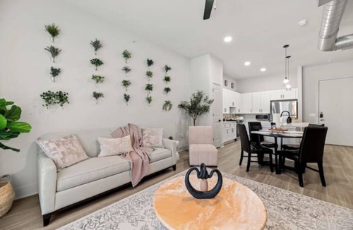 Dallas Design District Apartment | Organic Modern Retreat 1 BR2Bed Pool & Gym