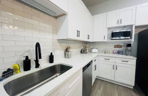 Dallas Design District Apartment | Organic Modern Retreat 1 BR2Bed Pool & Gym