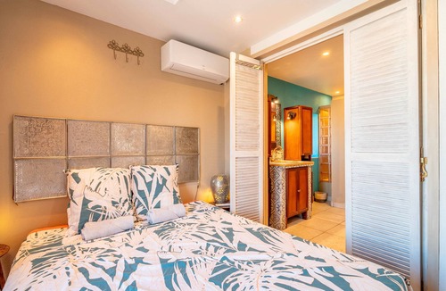 Villeneuve-les-Montreal Bed & Breakfast | 'Oriental' Room with Shared Pool, Wi-Fi and Air Conditioning - Villeneuve-lès-Montréal