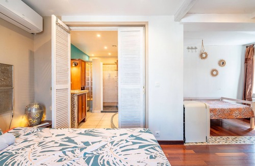 Villeneuve-les-Montreal Bed & Breakfast | 'Oriental' Room with Shared Pool, Wi-Fi and Air Conditioning - Villeneuve-lès-Montréal