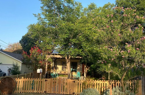 Round Rock Original Plat Cottage | Original Carriage House in Historic Downtown Round Rock