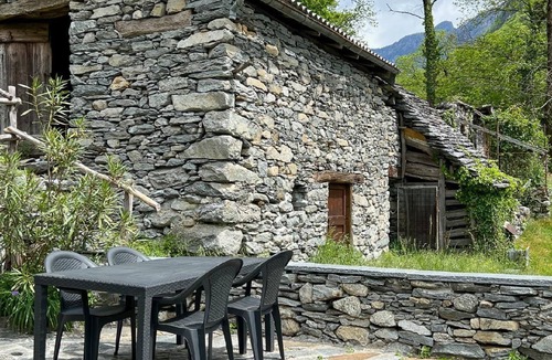 Cavergno House | Original rustico with a view of the Maggia Valley
