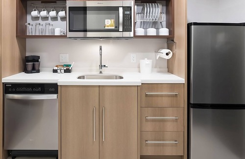 Airport North Hotel | ORLANDO ESCAPE! FREE BREAKFAST, POOL, BBQ