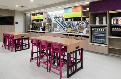 Airport North Hotel | ORLANDO ESCAPE! FREE BREAKFAST, POOL, BBQ