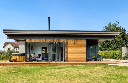 Colchester House | "Orwell" Eco Lodge: Private Hot Tub