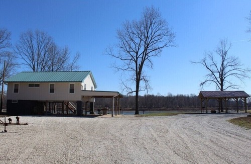 Tebbetts House | Osage River Get-Away, kayaks included! Relaxing with a beautiful view