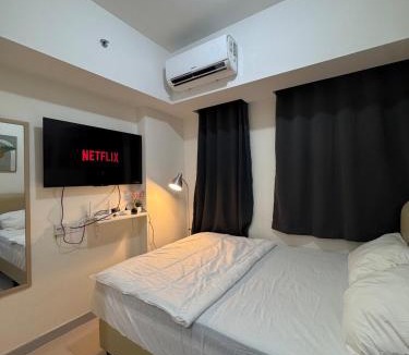Old Jakarta Apartment | Osaka Resort at Osaka Apt PIK2 with Smart 4K TV, Free Wifi, and Hot Water