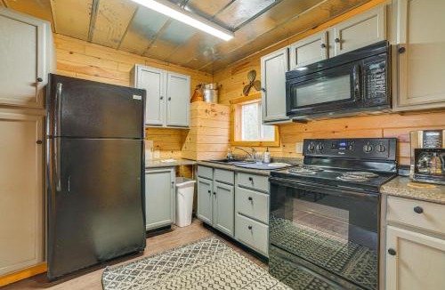 Oscoda House | Oscoda Cabin w/Charcoal Grill: Walk to Lake Huron