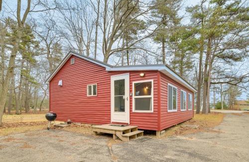 Oscoda House | Oscoda Cabin w/Charcoal Grill: Walk to Lake Huron