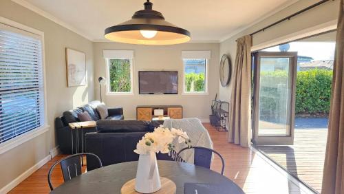 Taradale House | Osier Oasis, walk to Mission & Wineries!