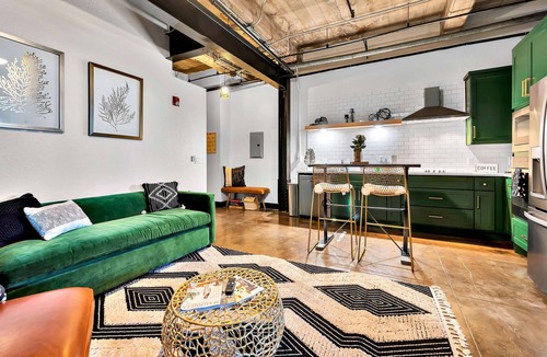 Brazos Condo | Oso Condo- Walk To The Silos