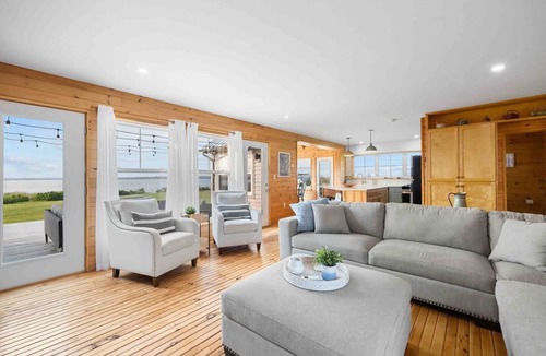 Malpeque House | Osprey’s Landing: Premier PEI Oceanfront Home with Private Beach & Kayak