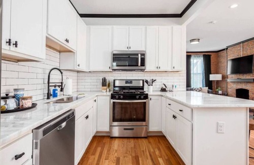 Victorian Village Apartment | OSU & Crew Stadium | Easy Walk | Great Design