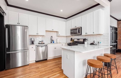 Victorian Village Apartment | OSU & Crew Stadium | Easy Walk | Great Design