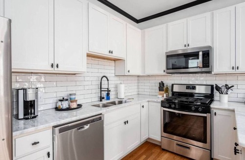 Victorian Village Apartment | OSU & Crew Stadium | Easy Walk | Great Design