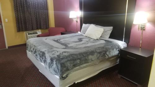 Stillwater Apartment | OSU King Bed Hotel Room 111 Booking