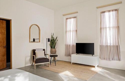 Clarkdale Hotel | Otaq Peace Suites