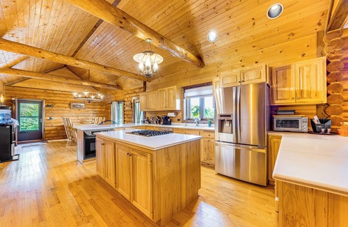 Ottawa Cabin | Ottawa Cabin: Hot Tub, Wraparound Deck, Games