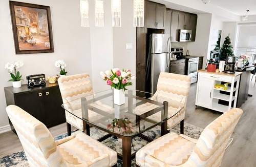 Ottawa Division House | Ottawa Gem: 4 Bedroom Townhome by Rockcliffe Park w/Complimentary Parking