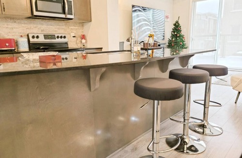 Ottawa Division House | Ottawa Gem: 4 Bedroom Townhome by Rockcliffe Park w/Complimentary Parking