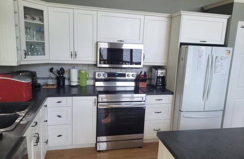 L'Isle-aux-Allumettes Cottage | Ottawa River Waterfront Beach House