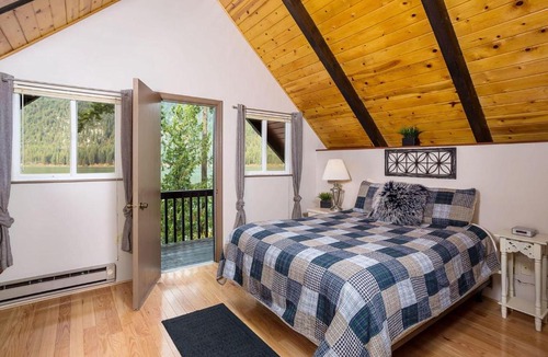 Leavenworth House | Otter Chalet on Fish Lake