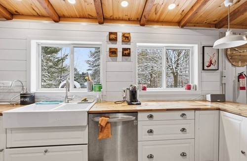 Huntsville Cottage | Otter Lake | Waterfront | Private and secluded