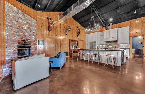 Fayetteville House | Ottobahn Farm, Quiet Farm Home on River 15 min from UofA