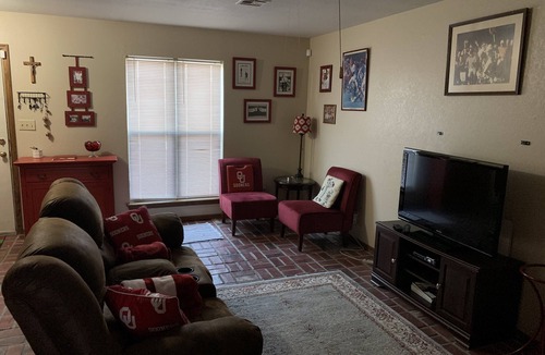 Norman House | OU Game Day Condo! Nice single bedroom townhouse 6 mins from OU campus.
