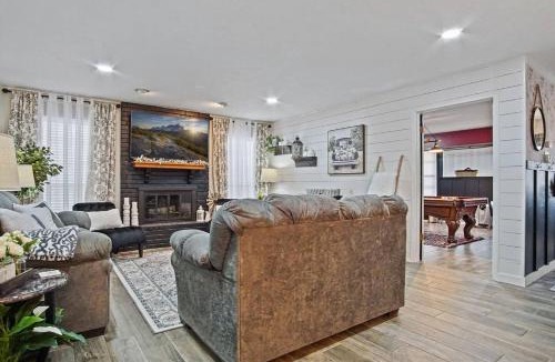 Norman House | OU Hideaway Relaxing Hot Tub Pool Table