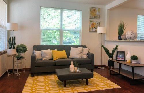 Norman Apartment | OU-Walk to Campus , Downtown ; Designer Studio