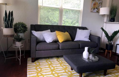 Norman Apartment | OU-Walk to Campus , Downtown ; Designer Studio