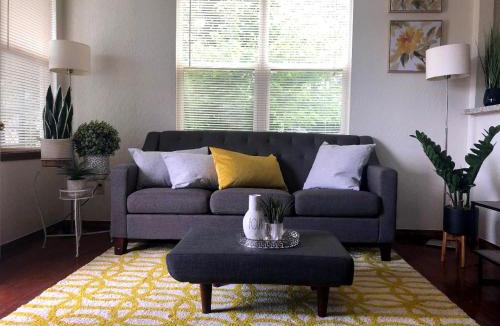 Norman Apartment | OU-Walk to Campus , Downtown ; Designer Studio