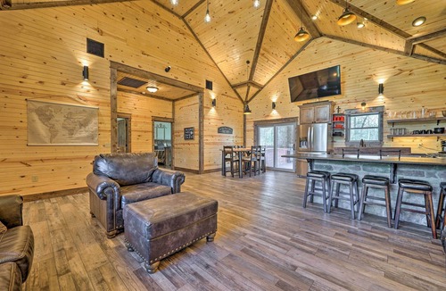 Whitesboro Cabin | Ouachita Mtn Home: Near ATV & Hiking Trails!