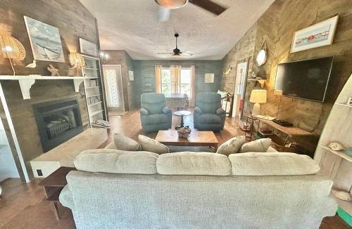 East End House | Our Anchor-Beach access, 3 BR, pet friendly