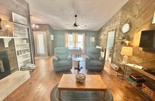 East End House | Our Anchor-Beach access, 3 BR, pet friendly