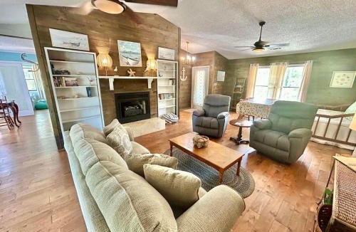 East End House | Our Anchor-Beach access, 3 BR, pet friendly
