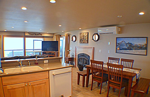 Edgewater Shores House | Our Beach House - Oceanfront in Waldport