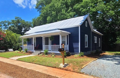 Cornelius House | Our cottage is the perfect location to explore the Downtown Cornelius area, enjoy the NC sunshine in the fully fenced back yard or check out Lake Norman by boat or at one of the waterfront restaurants.