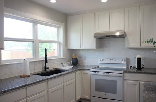 Sabinal House | Our gift guest house in Sabinal fully stocked appliance kitchen