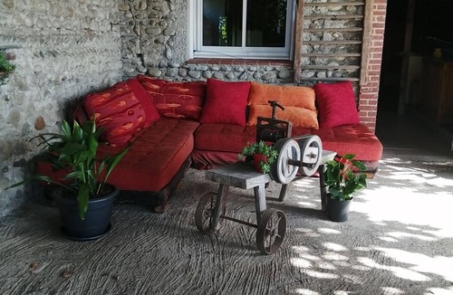 Laloubere House | Our gîte les saoumettes welcomes you in front of the Pyrenees mountain range