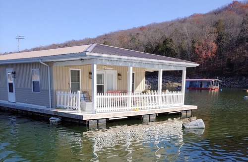 New Tazewell Boat Rental | "Our Happy Place", Floating Home, Sleeps 10; 4 bed/1.5 bath